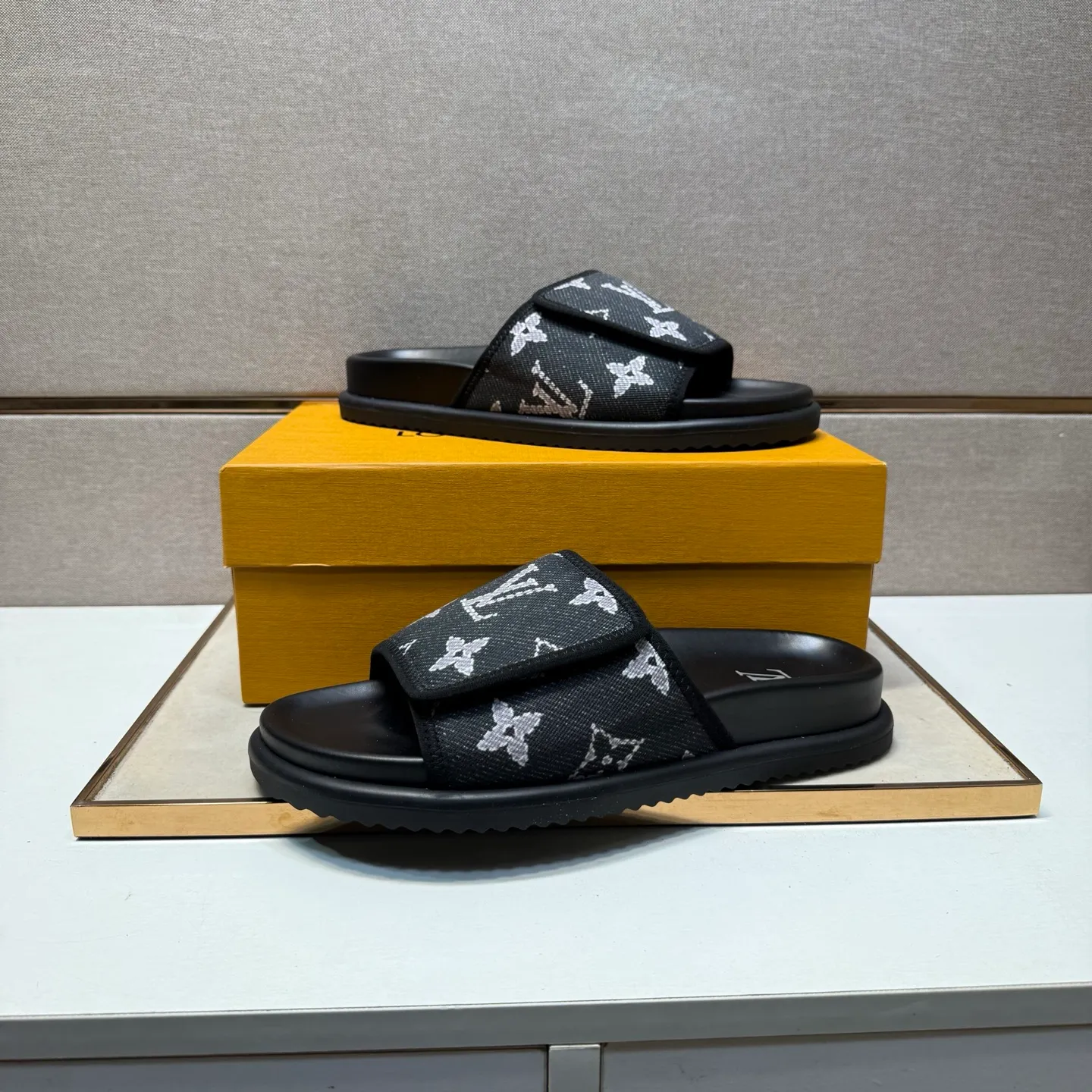 ⬛️Men's shoes 💰p320 [LV～] Men's casual slippers 2025z cabinet sales simultaneously 🔶Size: 38-44 #️⃣ 🔷2 colors🔜The upper is made of multi-material splicing➕Genuine leather lining, comfortable and breathable, sole: original comfortable and wear-resistant outsole, ⚠️Real shot📱Photographed🎬The real thing is better📢📢📢